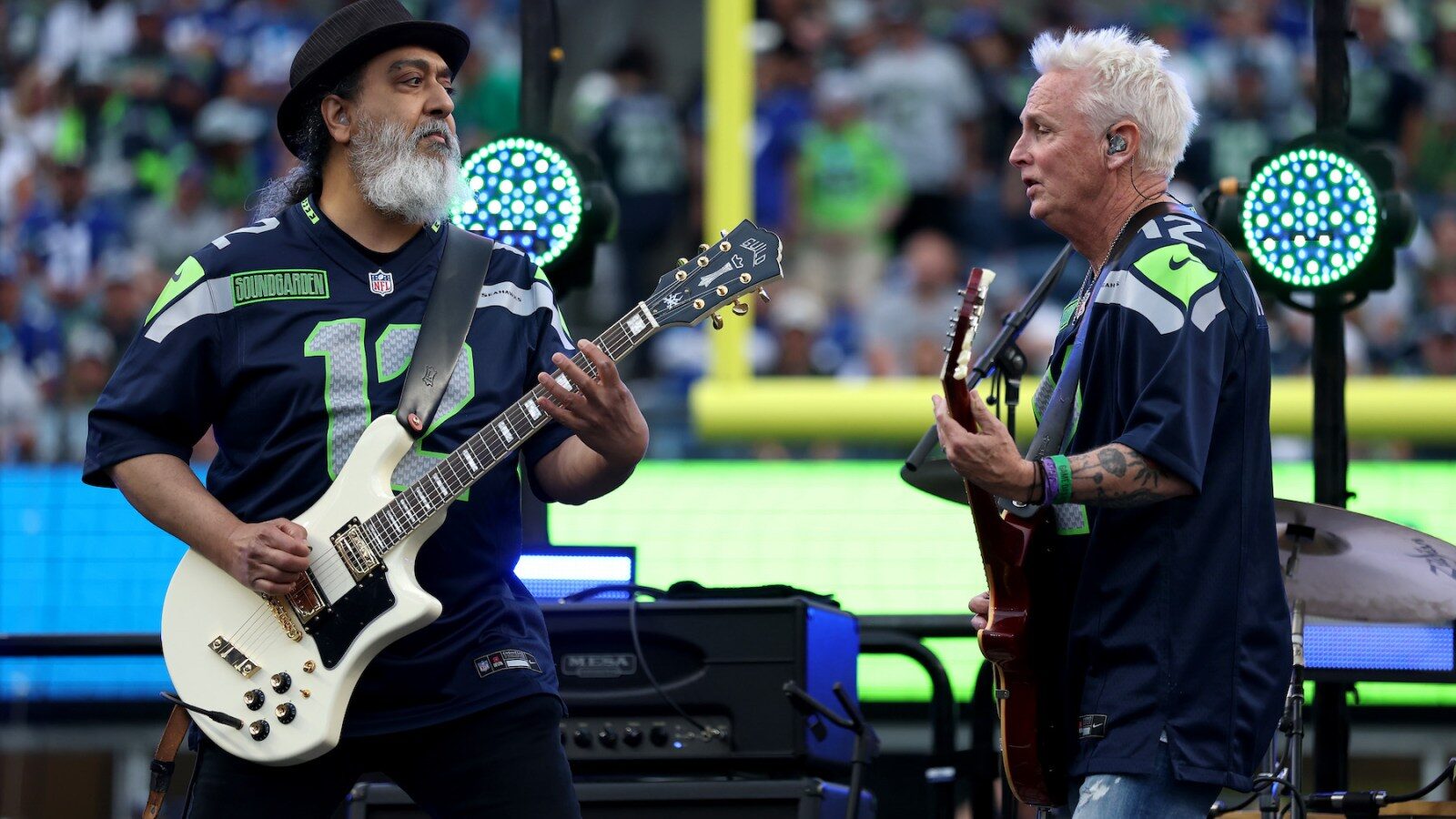 Membros remanescentes do Soundgarden se apresentam no intervalo do jogo do Seahawks com Taylor Momsen e Mike McCready