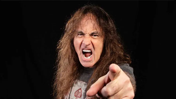 Steve Harris esclarece a história da formação do Iron Maiden e relembra os primeiros anos da banda
