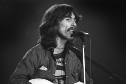 “Eu me arrependo de ter feito isso”: George Harrison protesta contra uso de música dos Beatles em entrevista desenterrada