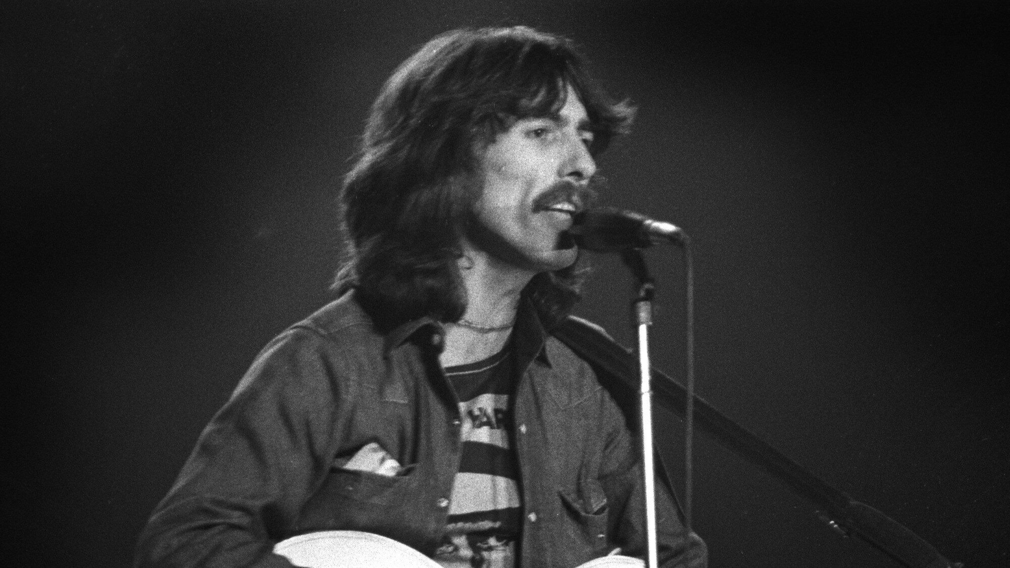 “Eu me arrependo de ter feito isso”: George Harrison protesta contra uso de música dos Beatles em entrevista desenterrada