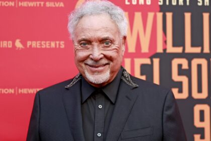 Tom Jones é dispensado do ‘The Voice UK’ após 14 anos como jurado