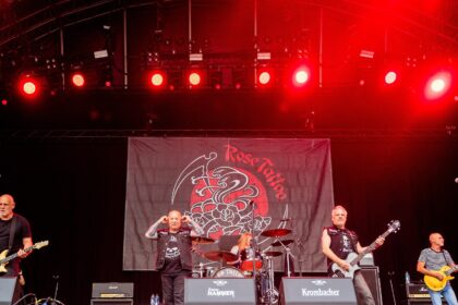 Angry Anderson, vocalista do Rose Tattoo, morre aos 79 anos