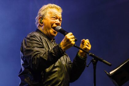 William Shatner, aos 95 anos, estreia no metal com covers de Ozzy e Metallica