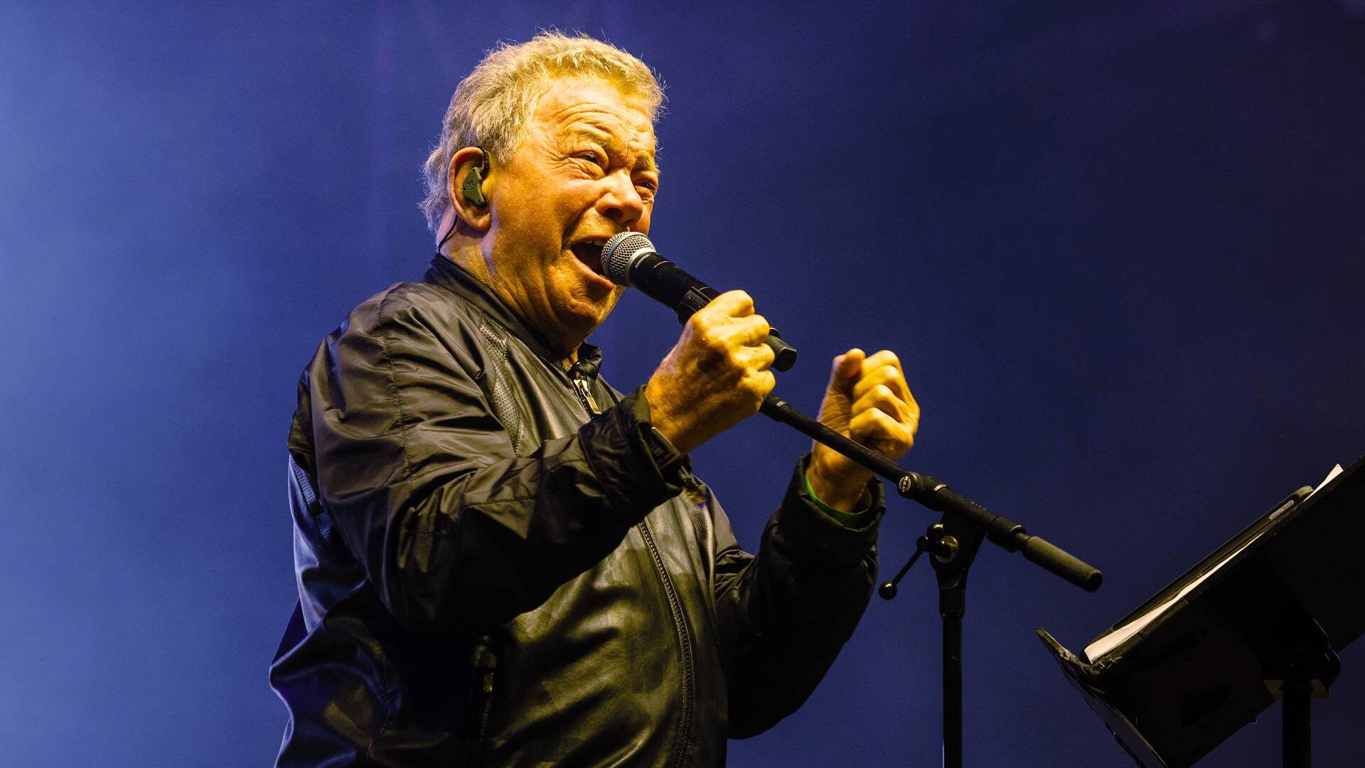 William Shatner, aos 95 anos, estreia no metal com covers de Ozzy e Metallica