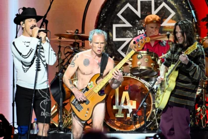 Red Hot Chili Peppers resgata quatro músicas raras em show beneficente