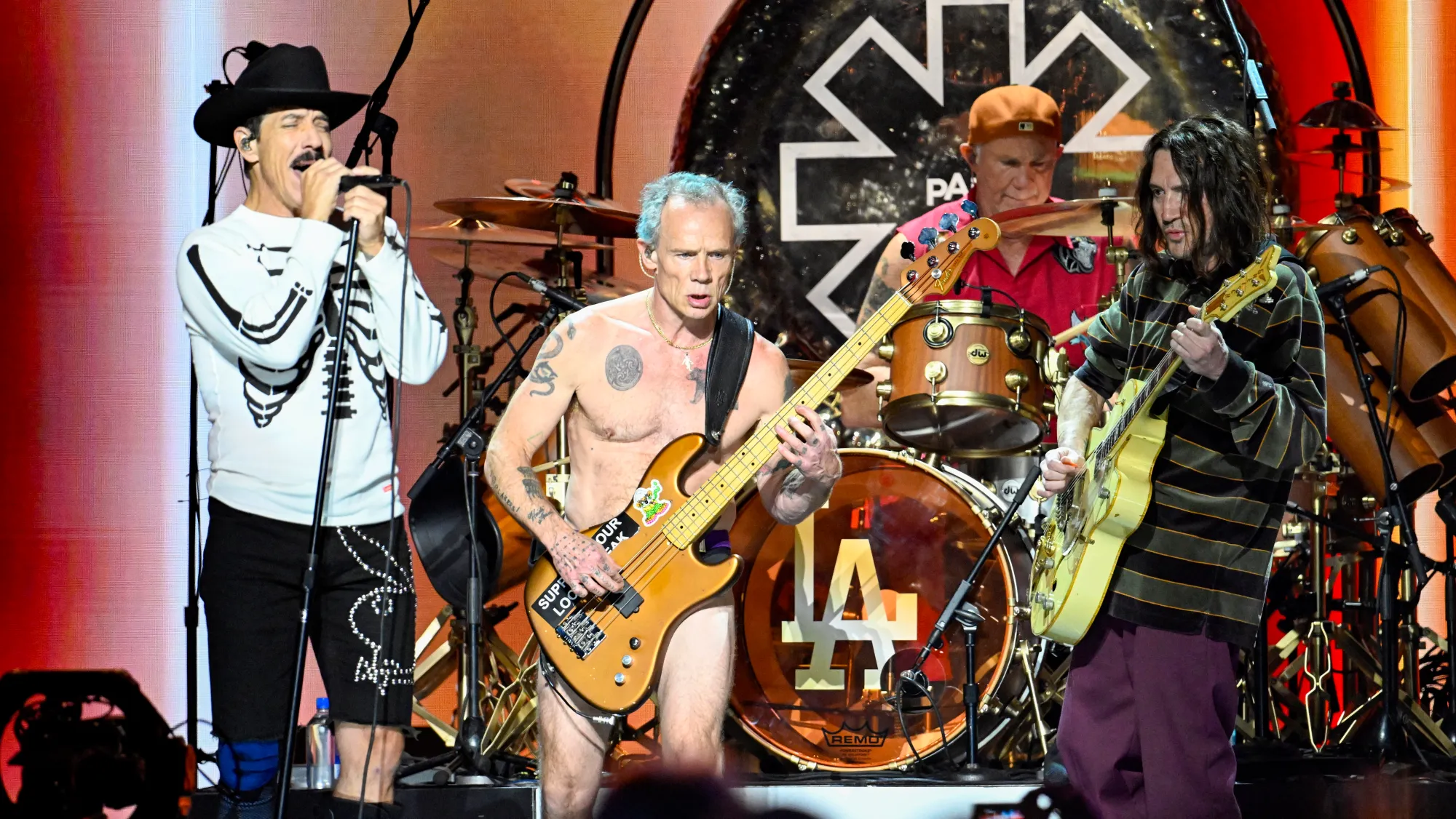 Red Hot Chili Peppers resgata quatro músicas raras em show beneficente