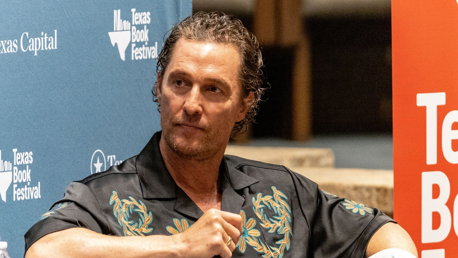 Matthew McConaughey elege álbum do AC/DC como um dos maiores do rock