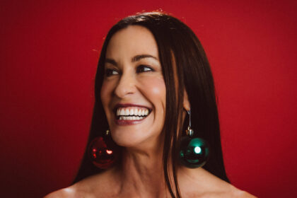 Alanis Morissette anuncia primeiro álbum natalino da carreira, confira os detalhes