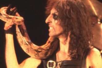 Alice Cooper relembra riscos no palco e brinca que cobras pareciam atuar