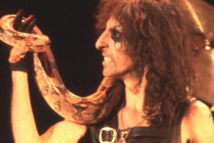 Alice Cooper relembra riscos no palco e brinca que cobras pareciam atuar