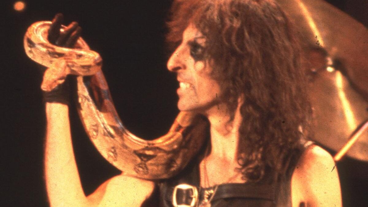 Alice Cooper relembra riscos no palco e brinca que cobras pareciam atuar