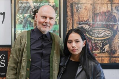 Billy Corgan diz que diferença de idade com a esposa é uma “vantagem” e músicos reagem