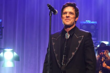 Brandon Flowers, do The Killers, estreia solo a música “Diamonds On Black Velvet”