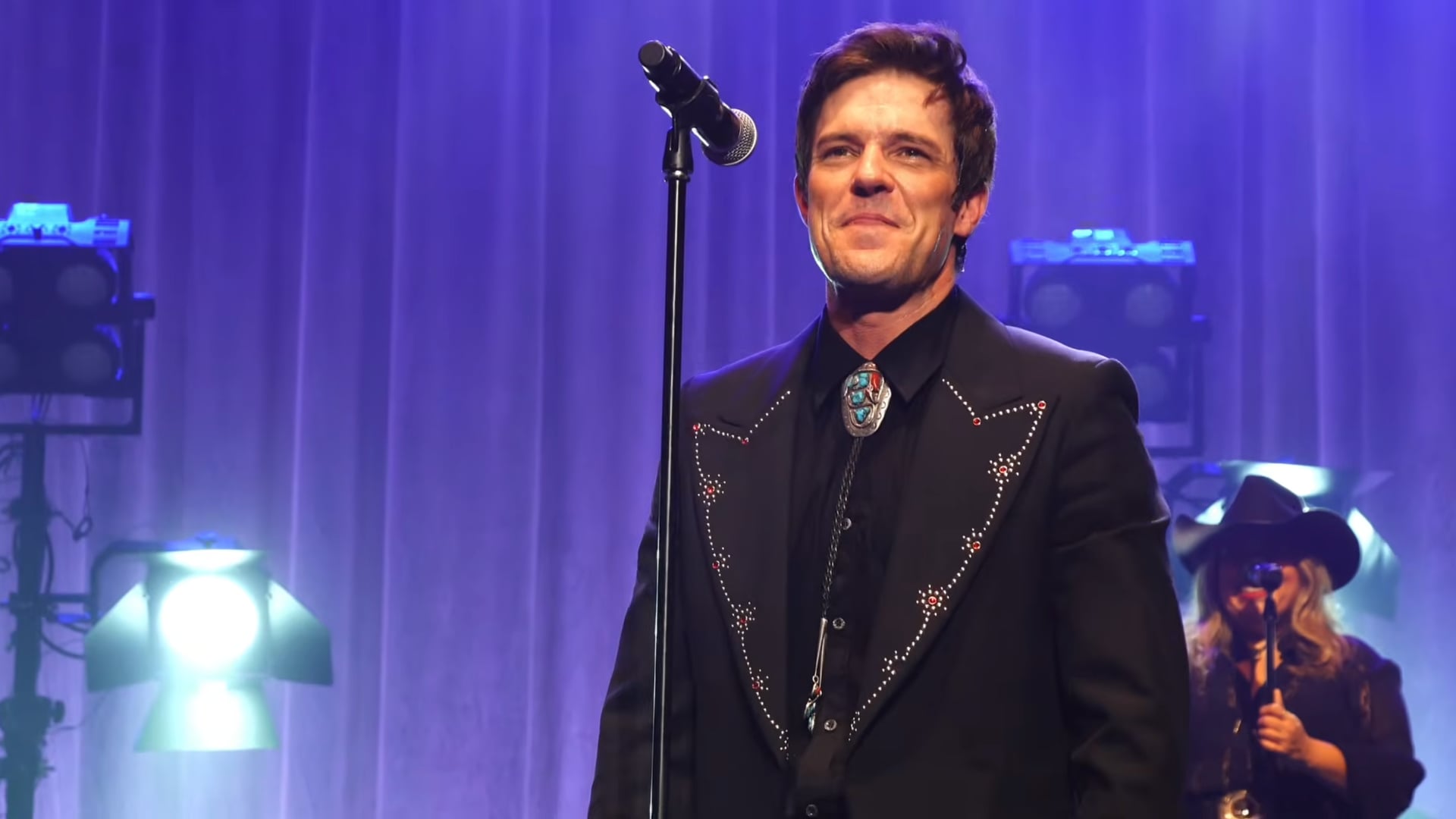 Brandon Flowers, do The Killers, estreia solo a música “Diamonds On Black Velvet”