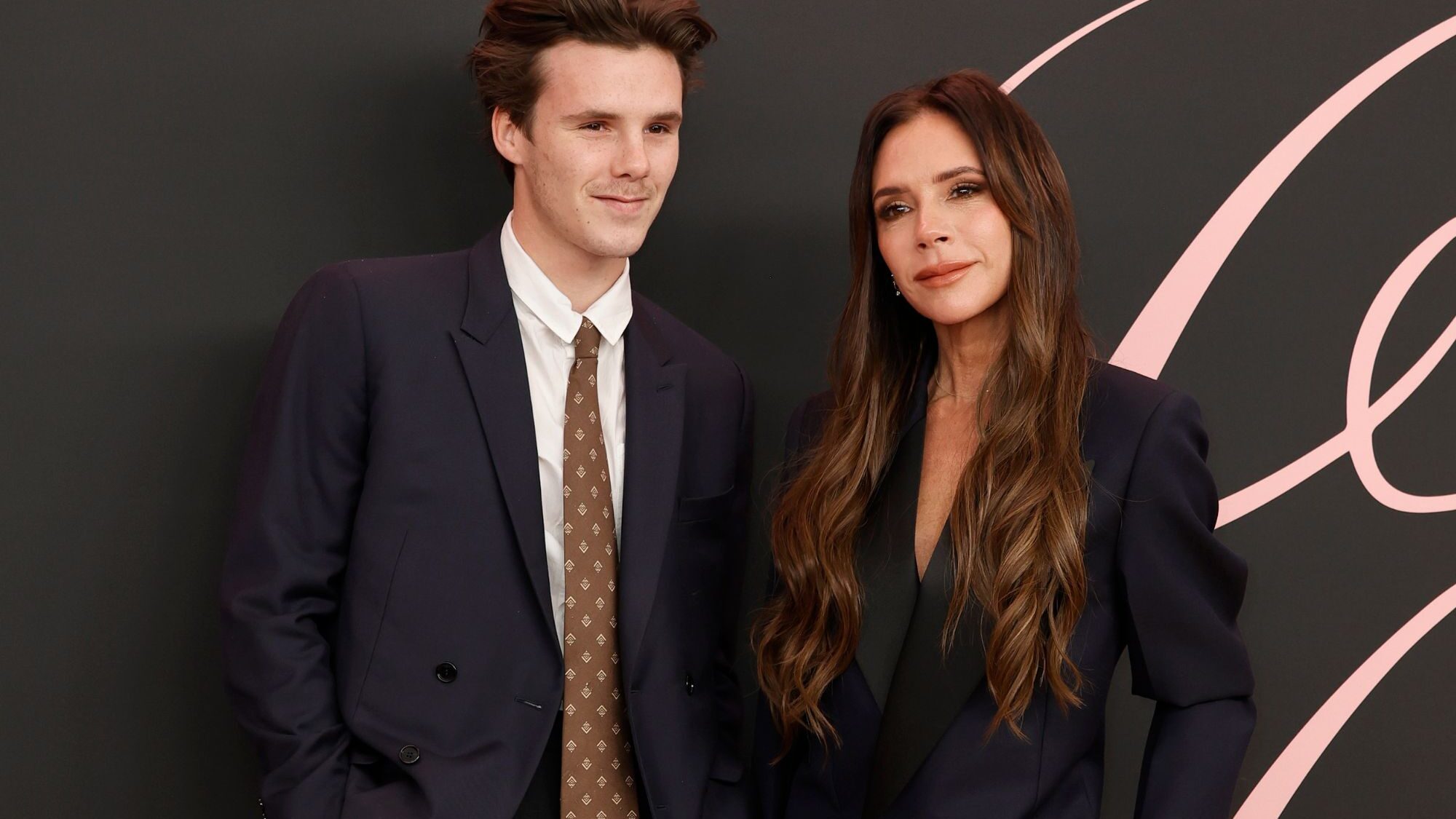 Victoria Beckham entra em estúdio para gravar vocais com o filho Cruz Beckham