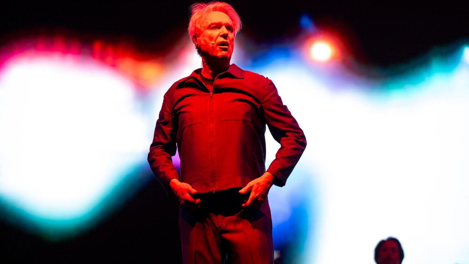 David Byrne transforma falas de Elon Musk na música “Let Me Sell You a Dream”