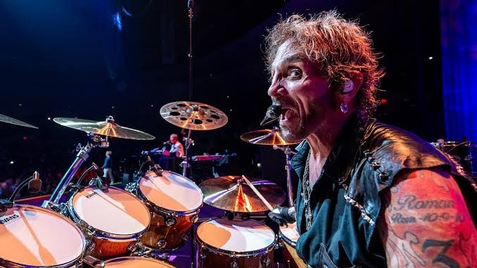 Journey interrompe show após emergência médica com o baterista Deen Castronovo