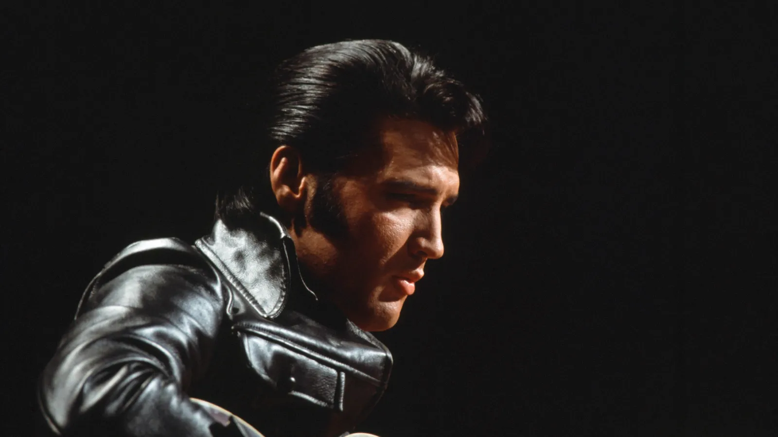 Detentores dos direitos de Elvis Presley processam a Anthropic por uso de 274 músicas