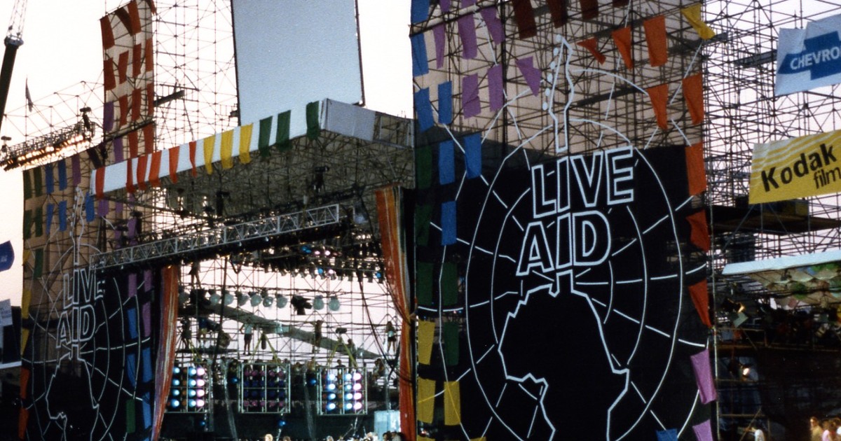 Palco do Live Aid no JFK Stadium, na Filadélfia, com o logotipo do festival