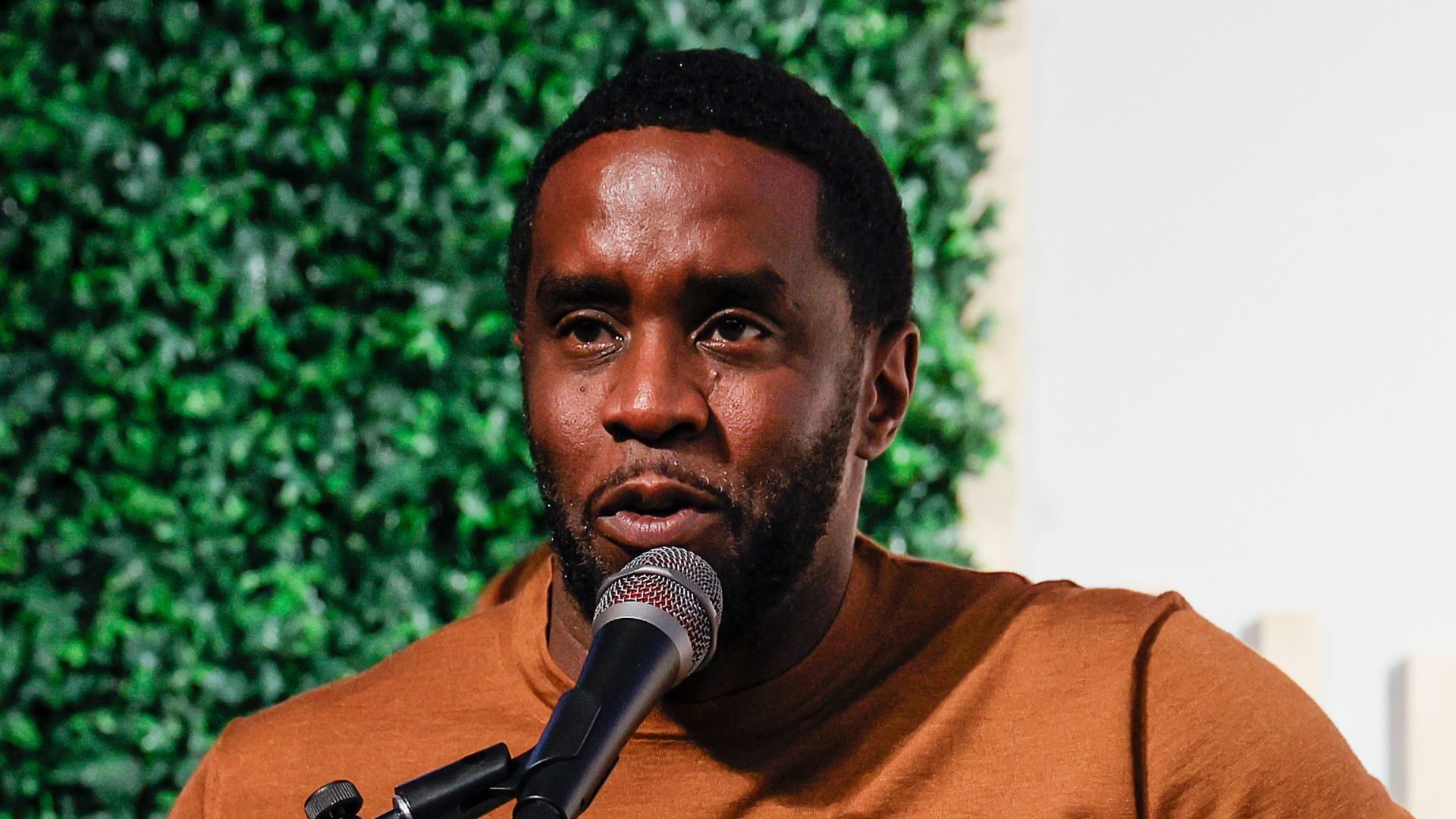 Diddy é levado a hospital após sofrer ferimento na cabeça na prisão