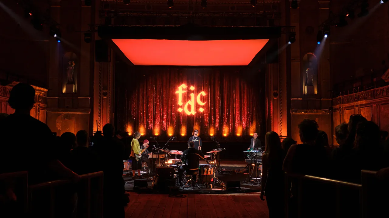 Fontaines D.C. é destaque em especial de Jools Holland com faixas de “Dopamine Chamber”