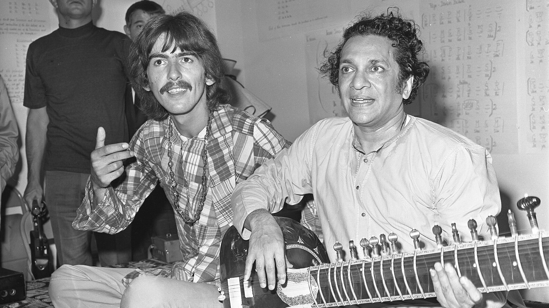 George Harrison e Ravi Shankar: o encontro que mudou a vida do beatle em 1966