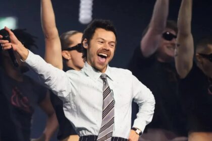 Harry Styles aprende a dançar ao lado de desconhecidos no clipe de “Coming Up Roses”