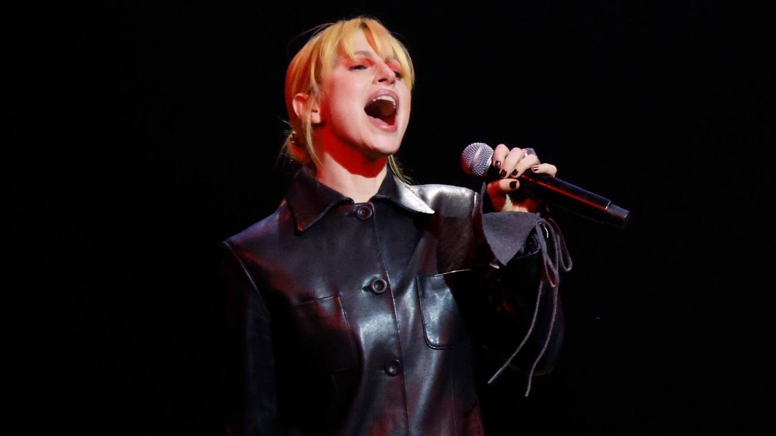 Hayley Williams rebate governo dos Estados Unidos após críticas a protestos em show