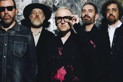 Hot Chip anuncia novo disco “A Long Way From Kansas” e lança o single “Random Violence”
