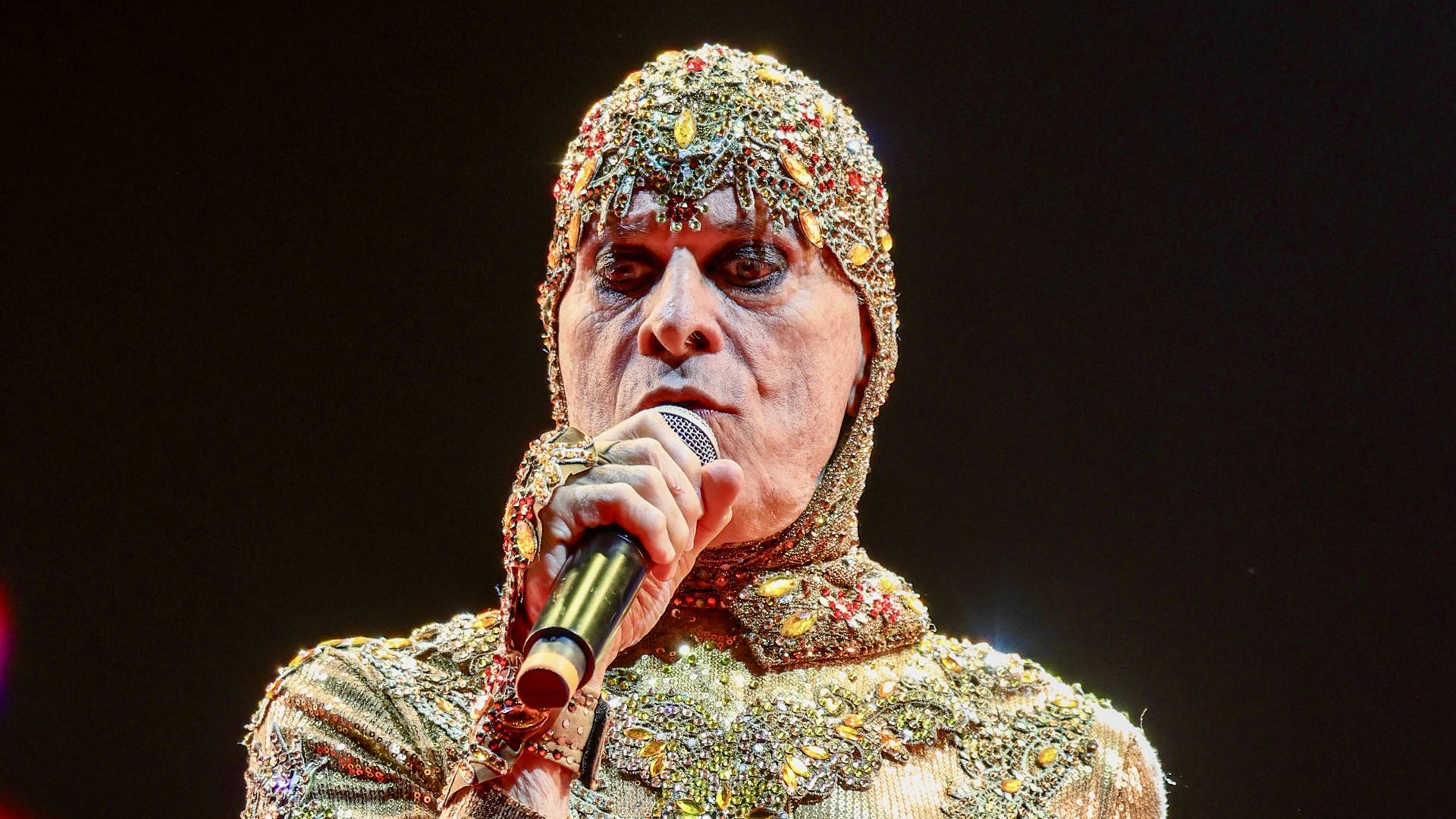 Ney Matogrosso adia shows por um mês após cirurgia
