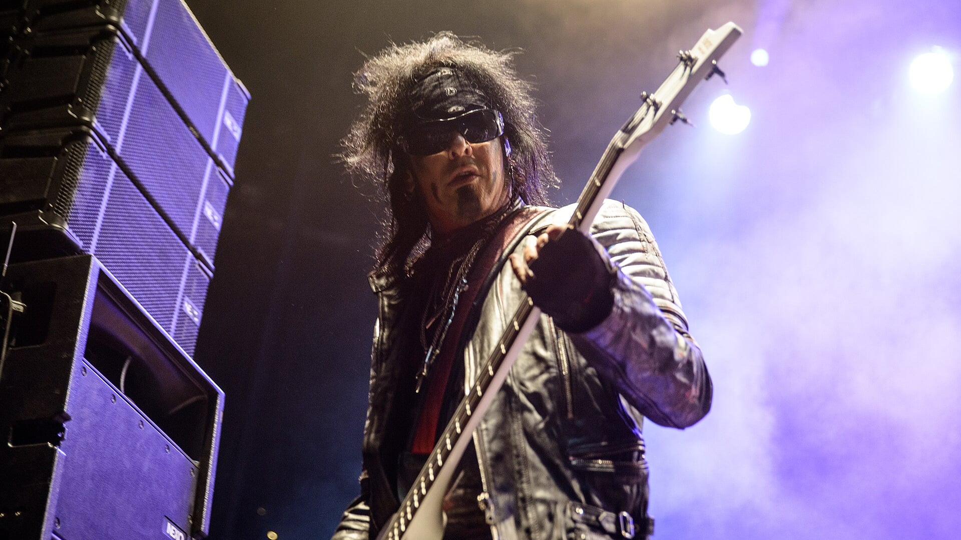 Nikki Sixx diz que Vince Neil “levou muito tijolo na cara” por seus vocais ao vivo