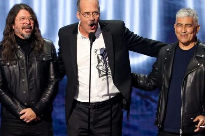 Membros do Nirvana recebem o video vanguard award no mtv vmas 2026