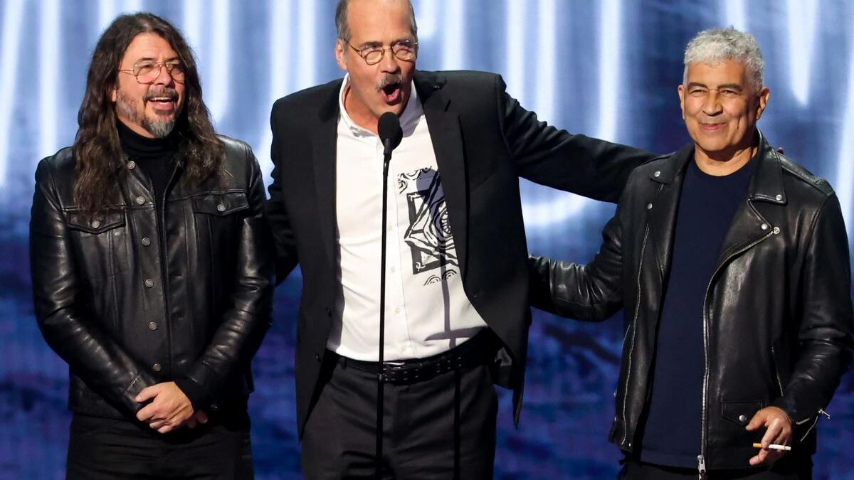 Membros do Nirvana recebem o video vanguard award no mtv vmas 2026