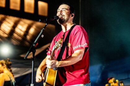 Noah Kahan lança “Draw You Out”, música inédita para novo filme de “Jogos Vorazes”