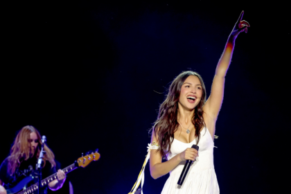 Olivia Rodrigo quase usou vestido de Meg White no festival Daisy Chain Fields
