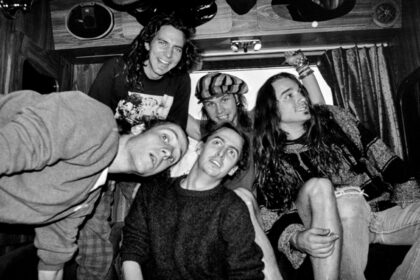 Jeff Ament relembra início do Pearl Jam e detalha escolha de novo baterista