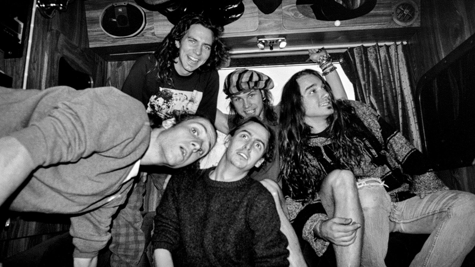 Jeff Ament relembra início do Pearl Jam e detalha escolha de novo baterista