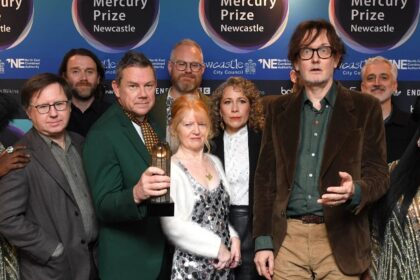 Pulp lembra prêmio de 1996 e diz que Brian Eno quase jogou o cheque da War Child no lixo