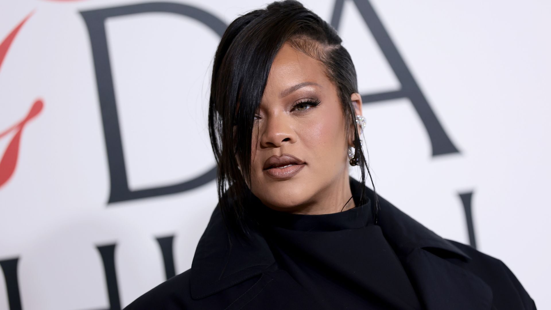 Suspeita de atirar contra Rihanna se declara inocente de acusações agravadas
