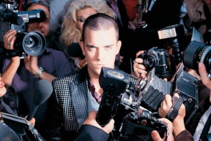 Robbie Williams admite constrangimento com faixas do disco “Life Thru a Lens”
