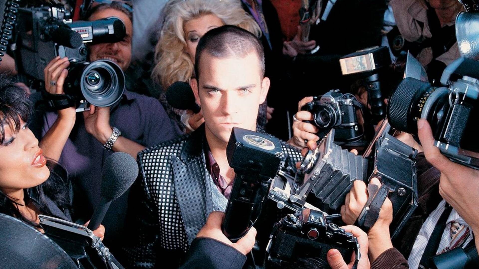 Robbie Williams admite constrangimento com faixas do disco “Life Thru a Lens”
