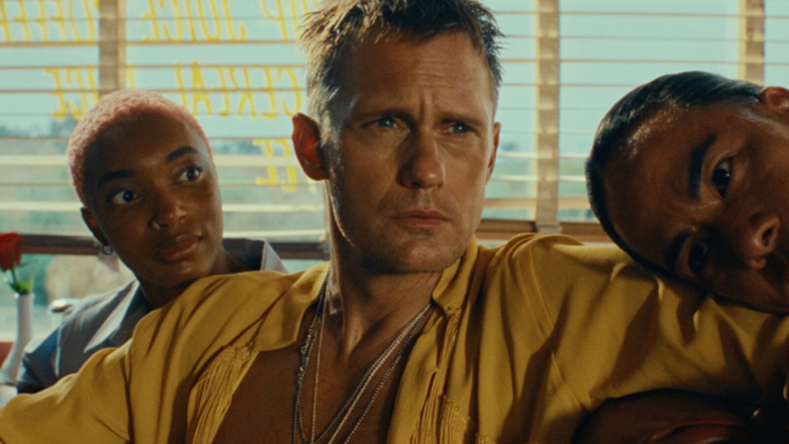 Rolling Stones lançam clipe de “Mr. Charm” com Alexander Skarsgård e faixa inédita