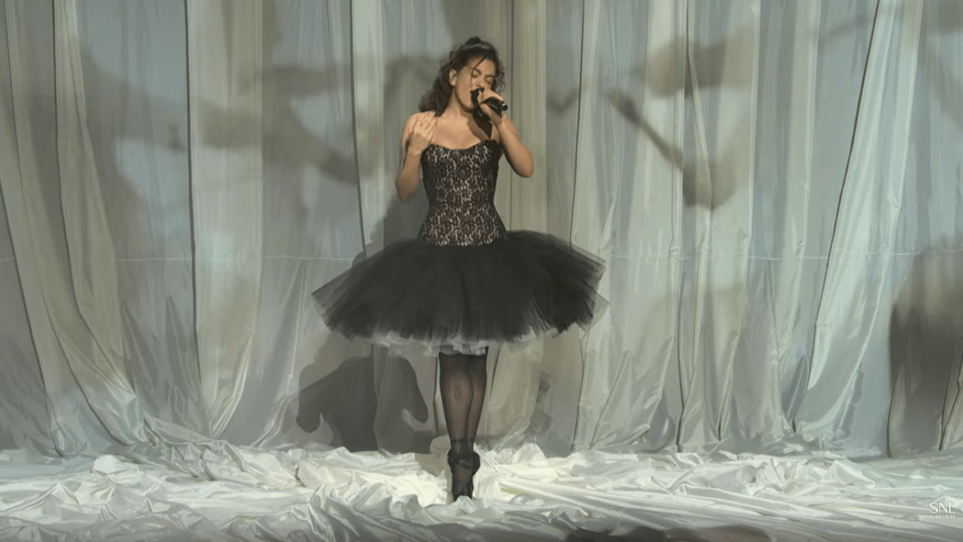 Rosalía apresenta faixas do álbum “Lux” no Saturday Night Live