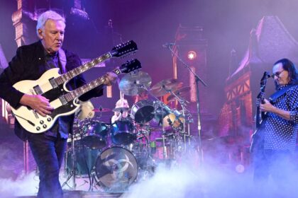 Alex Lifeson, do Rush, redescobre paixão por turnês após luto e desafios físicos