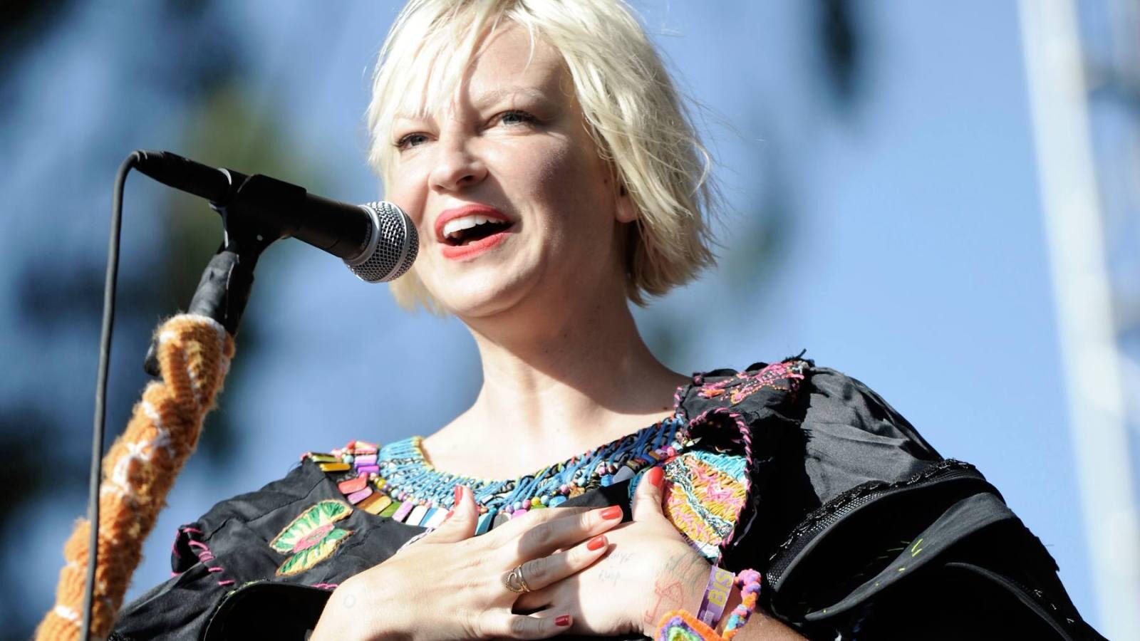 Sia vende 50% de seu catálogo por US$ 180 milhões e planeja show com avatares