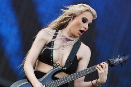 Sophie Lloyd lança versão instrumental de “Nightmare”, do Avenged Sevenfold, com clipe de terror