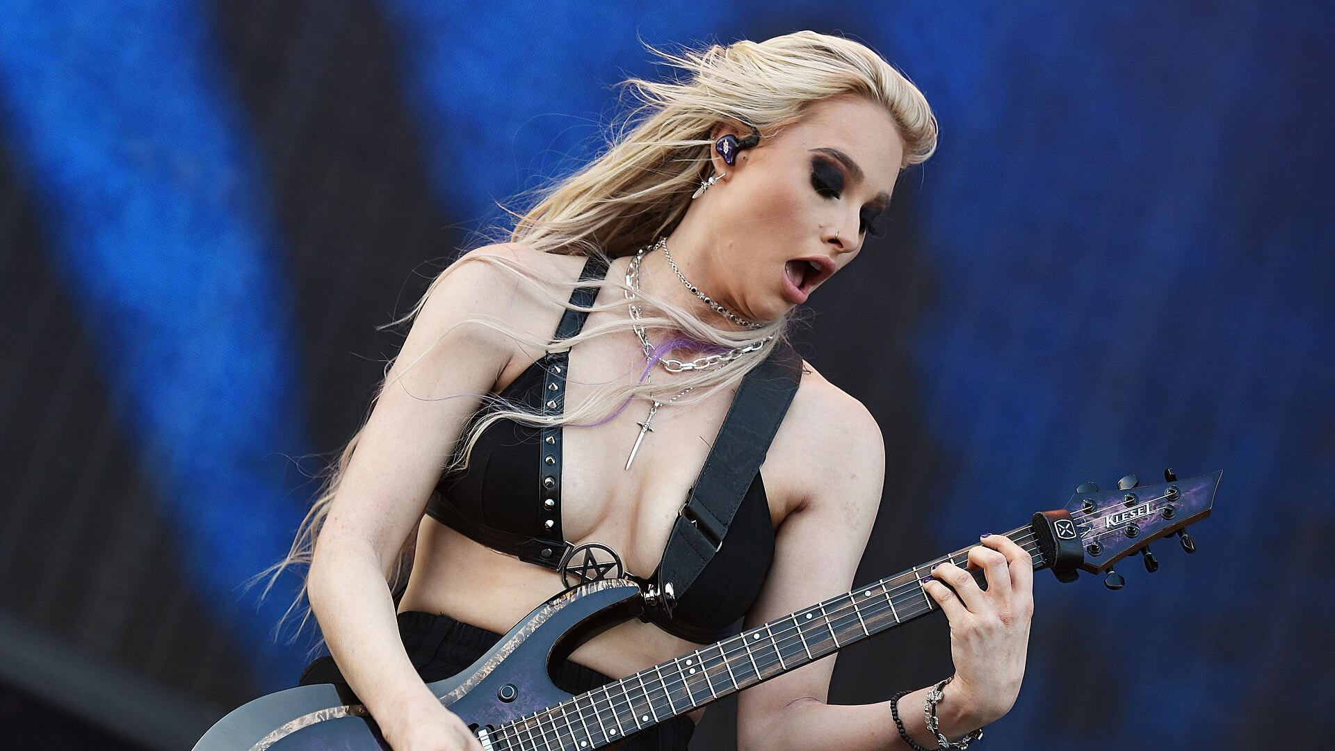 Sophie Lloyd lança versão instrumental de “Nightmare”, do Avenged Sevenfold, com clipe de terror