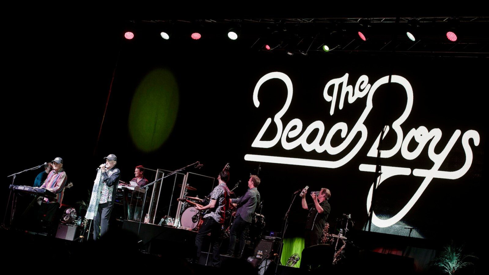 The Beach Boys retornam aos palcos com Mike Love visivelmente debilitado