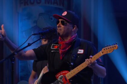 Tom Morello toca “Soldier in the Army of Love” com o filho no programa de Jimmy Kimmel