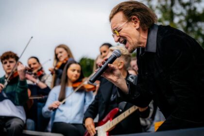 U2 celebra 50 anos com show surpresa em Dublin